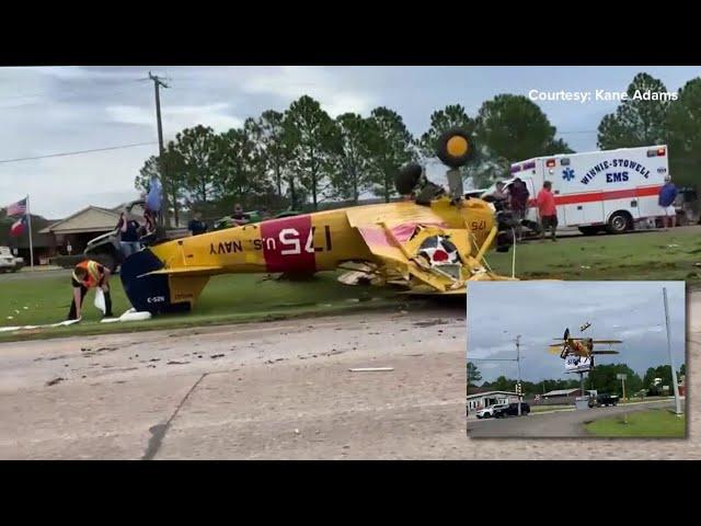 RAW: Boeing Stearman PT-17 crashes during takeoff from Texas highway