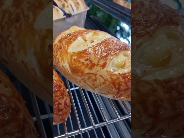 치즈빵이 이렇게 부드럽고 촉촉하고 고소하면 반칙 아닌가요^^ cheese bread