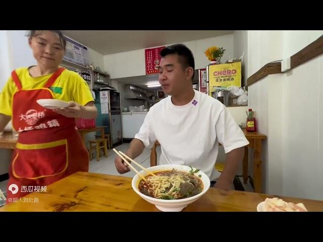 逛一下湖北巴东很有烟火气的街道，这里的羊肉面我连着吃了三天！