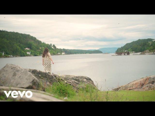 Emelie Hollow - Emelie (Lyric Video)