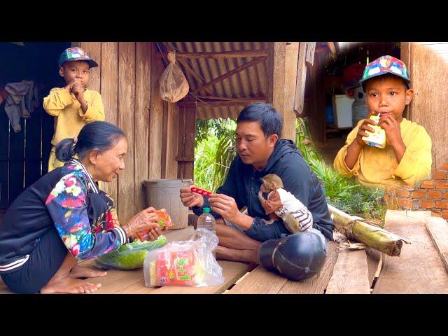 Thank God - The blind lady is still healthy, buy milk and sausage to visit her