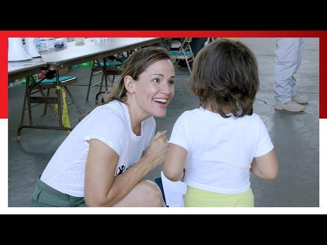 Jennifer Garner Visits Transit Shelters at the U.S. Border with Save the Children