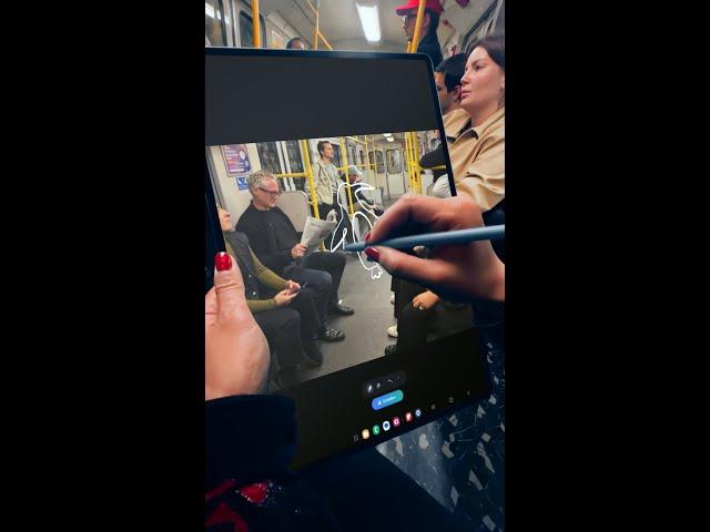 Ganz normale U-Bahn-Fahrt in Berlin? Nicht mit dem Galaxy Tab S10 Ultra und Skizze zu Bild.