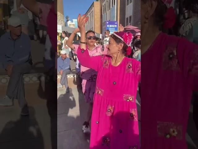 #Dancing with youth and unlimited vitality #Xinjiang Dance #Life is full of excitement