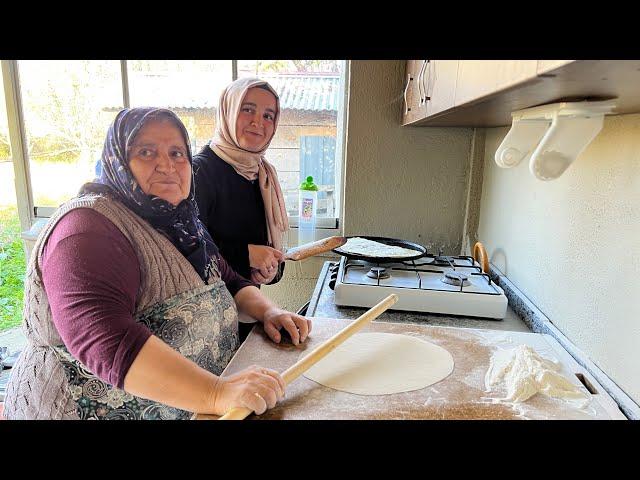 Köyde hafta sonu bahçede  Annem etli ekmek yaptı