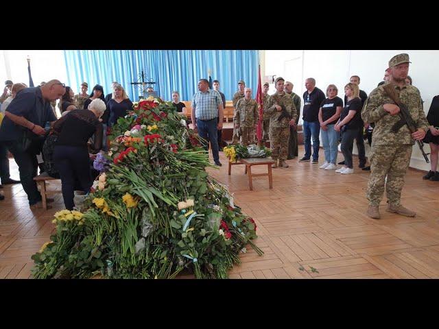 Всі квіти Бердичева сьогодні принесли загиблому молодому Герою Ярославу Косюченку