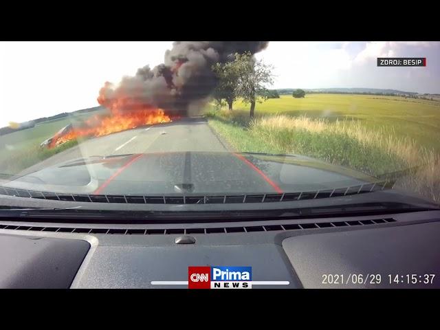 Drsné záběry: Motorkář u Prostějova riskantně předjížděl, smetl auto s dítětem. Vůz shořel.