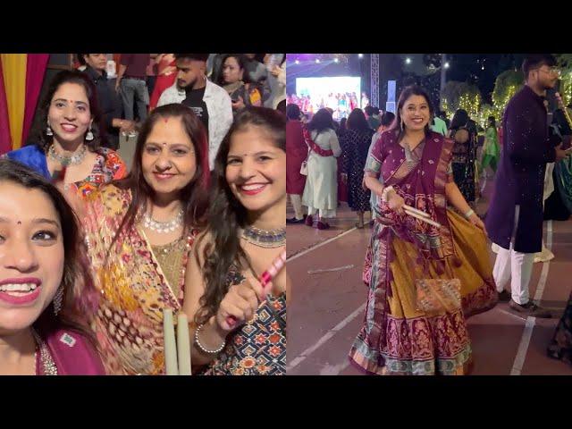 दुर्गा पूजा पर सहेलियों के साथ Garba / Dandiya Night || Indian Mom Studio