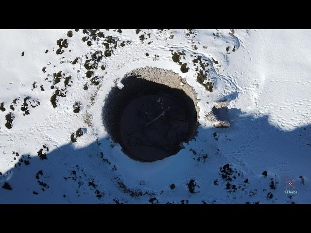 Pla de la casa nevat a vista de drone 4k.