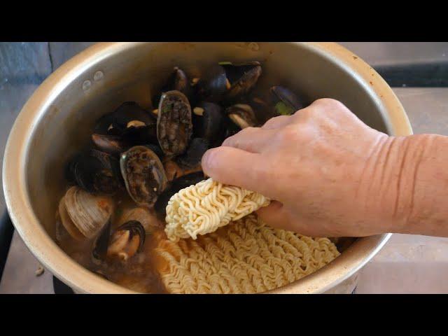 korean seafood noodles ramyeon - korean street food