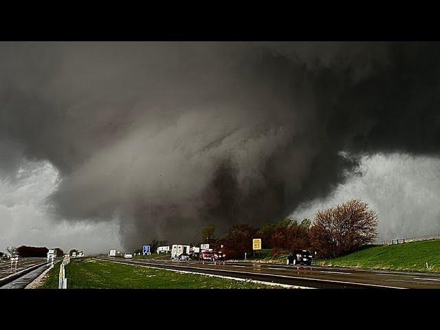 Violent Wedge Tornado Strikes Iowa (Close Range Video)