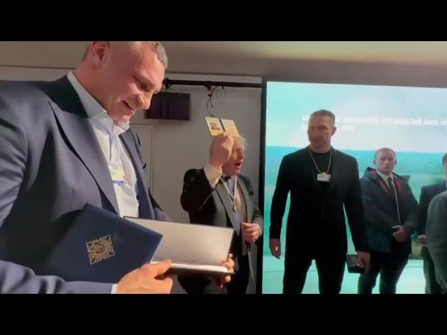 Кличко вручив Джонсону відзнаку "Почесний громадянин Києва"