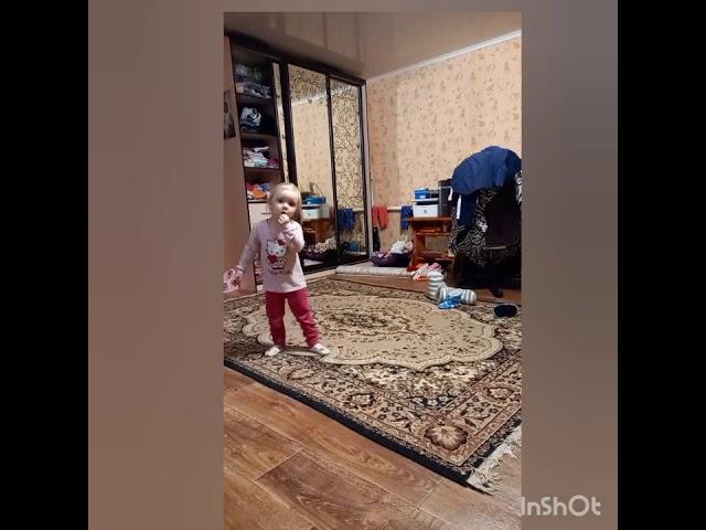 Дочка учится танцевать шафл))