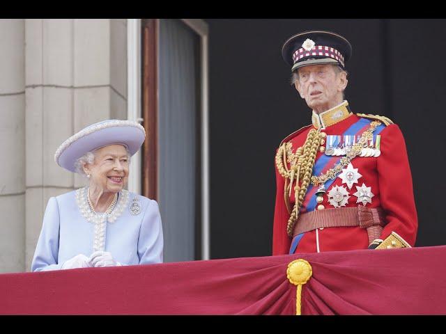 Queen arrives on balcony with Duke of Kent | Platinum Jubilee