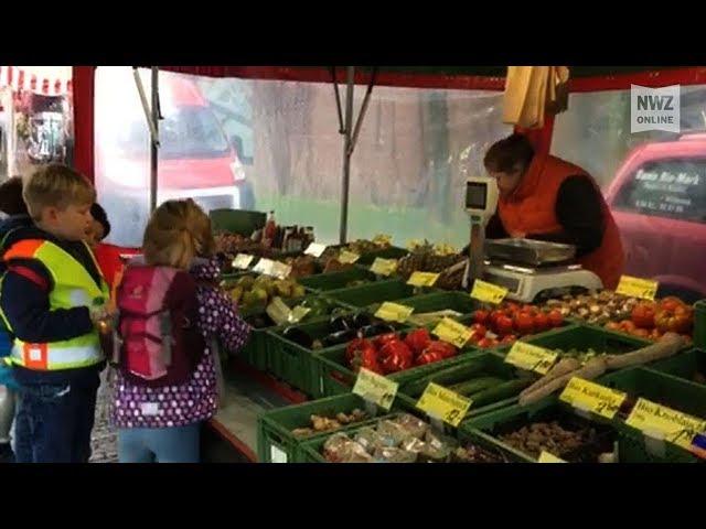 Grundschüler lernen das Einkaufen auf dem Markt