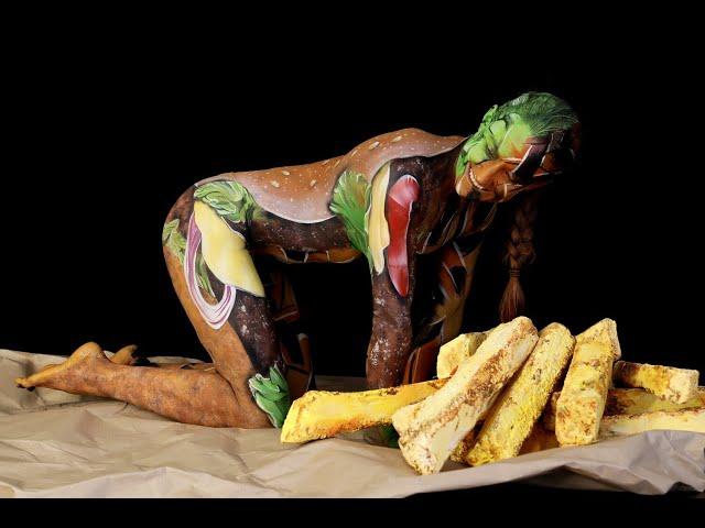 FOOD ART Bodypainting-Performance BURGER by artist Jörg Düsterwald