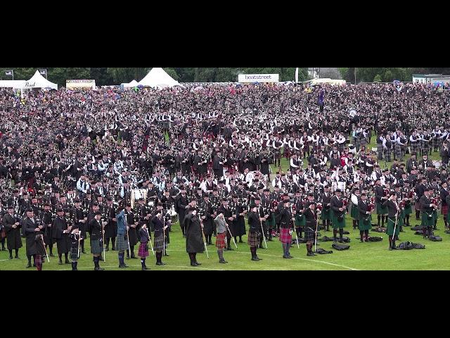 A Thousand Pipers salute The Chieftain