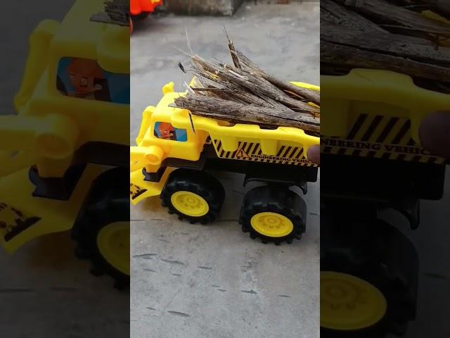 Truck toy carrying wood #youtubeshorts #toys #relatable #toyreview #toytruck #toytech #kids #khilona