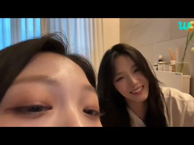 Seoyeon being herself during Weverse live w/ Jisun