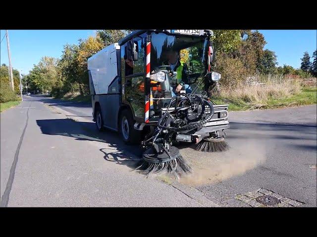 Kärcher MC 250 mit Wildkrautbesen im Einsatz