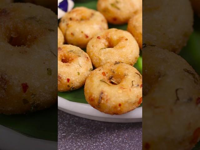 १ तास कुरकुरीत राहणारा मेदूवडा | Instant Rava Medu Vada #madhurasrecipemarathi #ytshorts