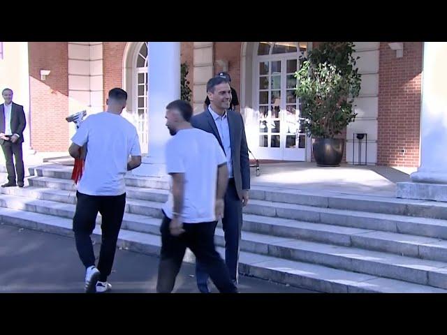 El gesto de Carvajal al darle la mano a Pedro Sánchez que ya es viral