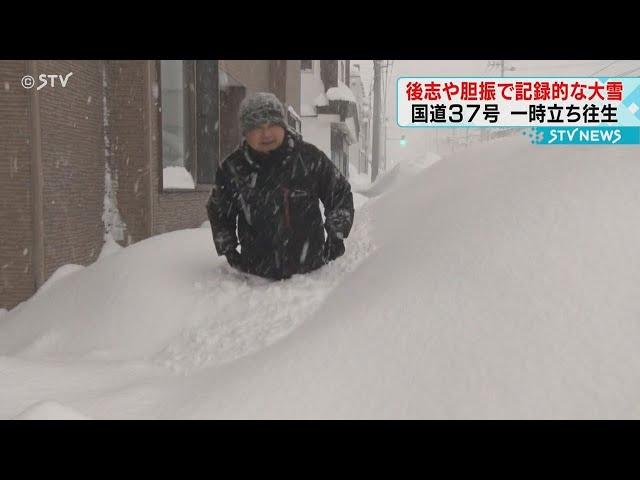 「歩道が埋まっている」　北海道で記録的な大雪　国道で車がスタック　一時立ち往生