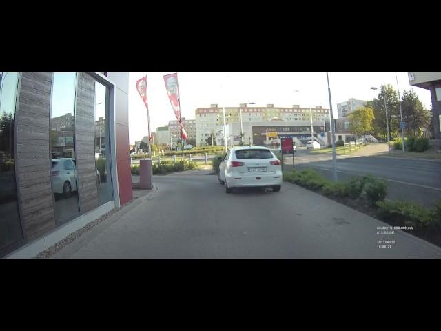Proč bych měl stát u kraje. No a když můžu překážet v zatáčce...