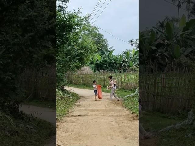 Pick up trash to make money #shorts #thuthuy #survival #nature