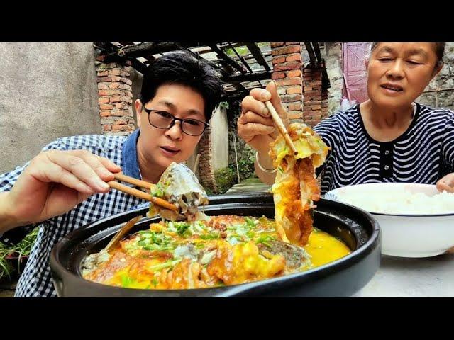 Nine-nine crucian carp stewed fried eggs  mother praised the fresh eggs in the tender meat soup  an