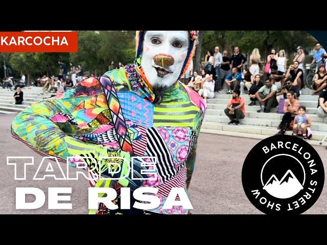 El turista  : Karcocha en Barceloneta España . Street show