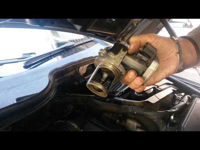How to remove the egr valve from a merc r320 cdi