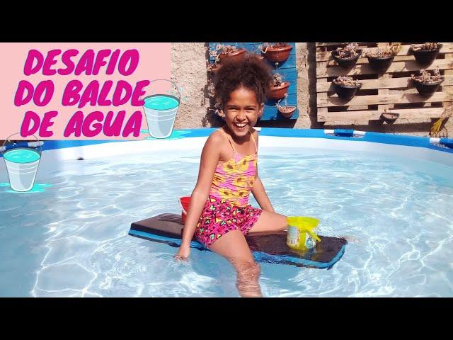 DESAFIO DO BALDE DE ÁGUA NA PISCINA!!! - MUNDO DA ANA JULIA PIPOCA