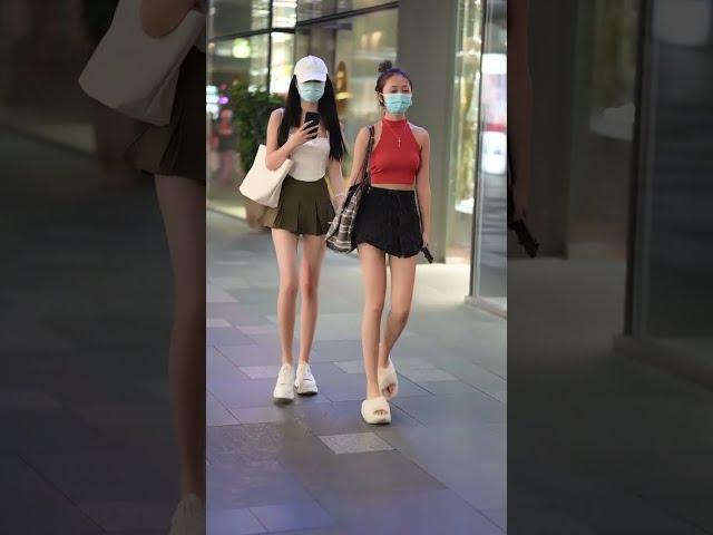 女生可以手拉手逛街，男生为什么不可以？#街拍美女 #穿搭 #shorts