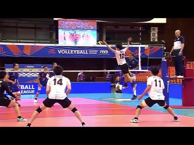 #12 Japan Setter Sekita 175 cm blocking #17 France Spiker Clevenot 199 cm