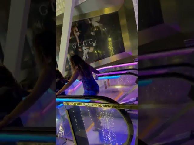 #LEBRONJAMES Avoiding Groupies...Walks Down Ascending Escalator in Miami - FULL VIDEO