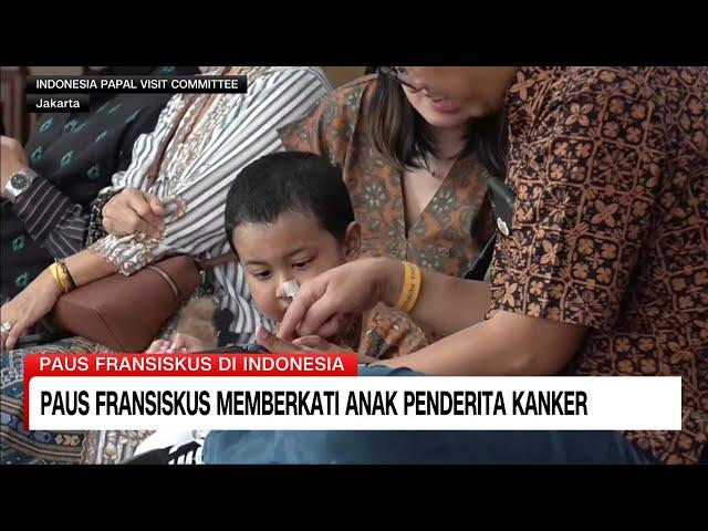 Paus Fransiskus Memberkati Anak Penderita Kanker