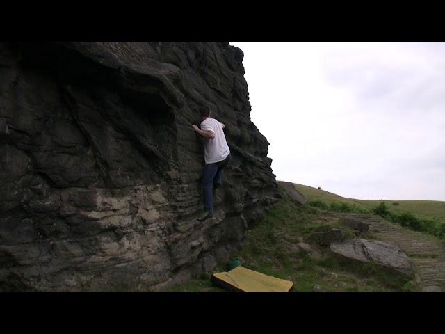 Cadshaw Castle Rocks - Cadger (6B)