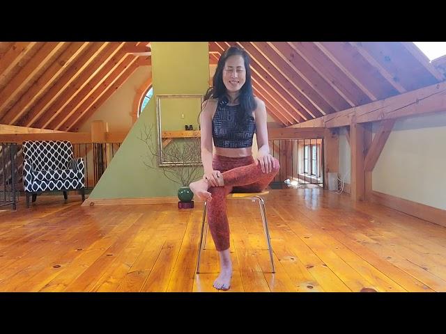 薇瑜伽-Vicky's Everyday Yoga-面对中老年人，腿部膝盖不方便的朋友-在椅子上拉伸扭转上半身-Chair yoga for seniors