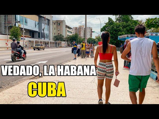 El Vedado, barrio CAPITALISTA en La Habana. Tiene el hotel más ALTO de Cuba.