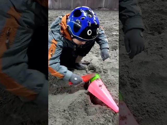 Занятие иппотерапией. Андрей (ЗПРР), раскопал клад!
