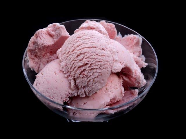 HOMEMADE STRAWBERRY ICE CREAM