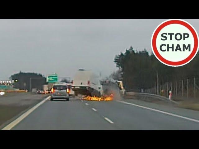 Wypadek na S8 - dostawczak najechał na lawetę #1756 Wasze Filmy