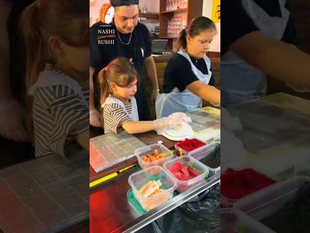 суши готовят дети #украина #сегодня #сегодня