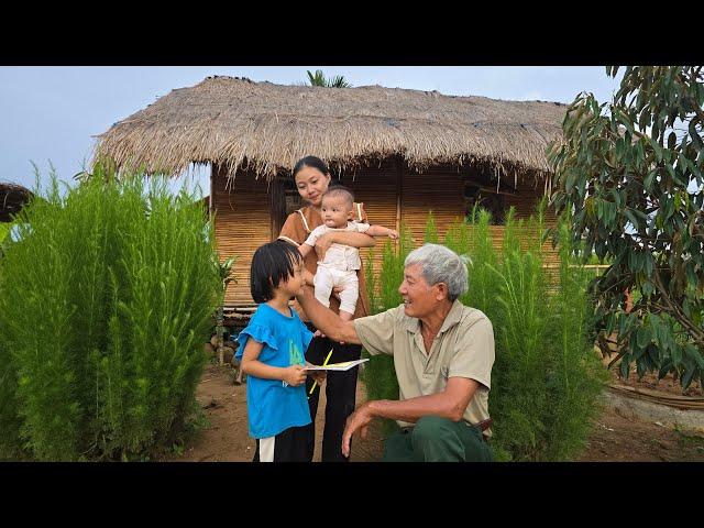 16 year old single mother: Who is following me? Small gift for Quynh | Diệu Hân