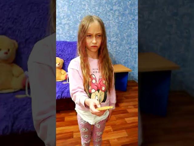Когда МЛАДШАЯ сестра неудачно угостила СТАРШУЮ печенькой. ПРИКОЛЫ с ЕДОЙ #shorts