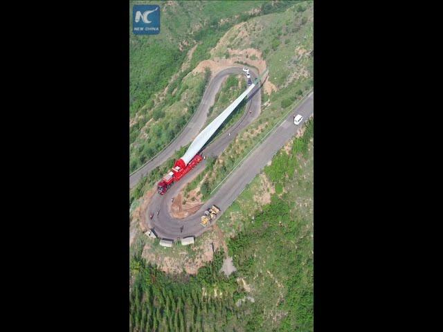 Truck drives massive wind turbine blade up a mountain