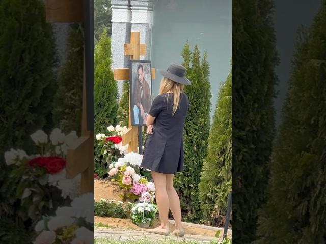 красавица Маруся Лёвкина на могиле Володи в день его рождения … 6 июня 2025 #троекуровскоекладбище
