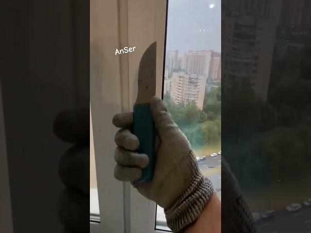 Замена стеклопакета в створке пластикового окна. Работа мастера.
