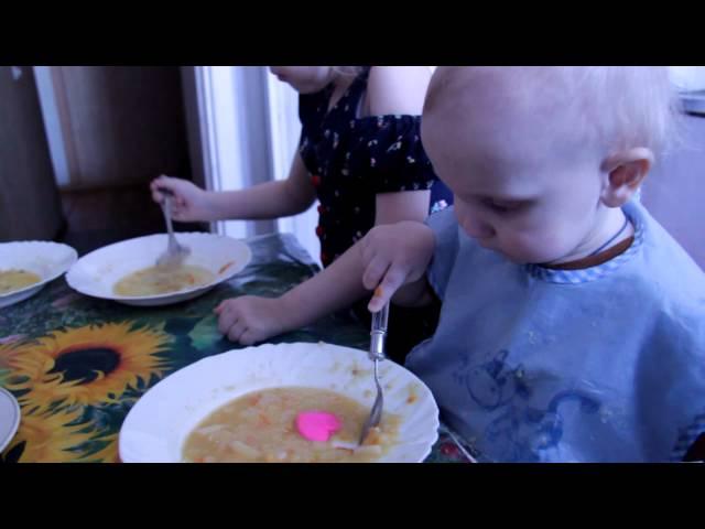дети едят суп